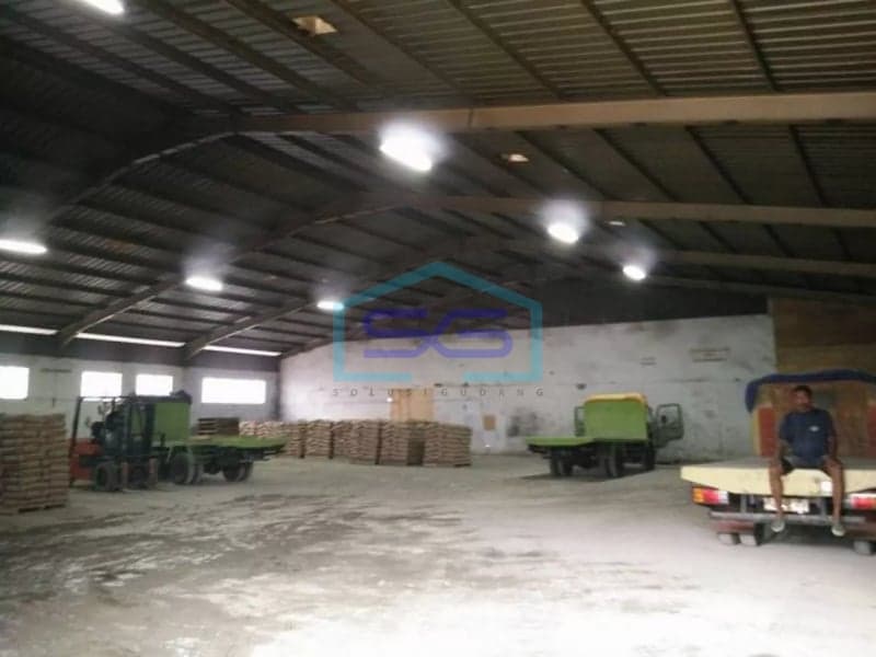 Disewakan gudang di pasar rebo jl raya bogor luas 2000m