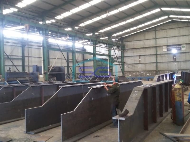 Sewa Gudang Cikarang Bekasi Cocok Untuk Gudang Workshop Fabrikasi Baja Dilengkapi Hoist Crane.