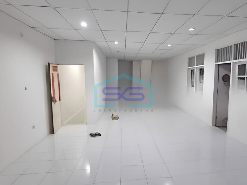 Disewakan Ruko Strategis Luas Bangunan 200 m² Lokasi di Jakarta Barat