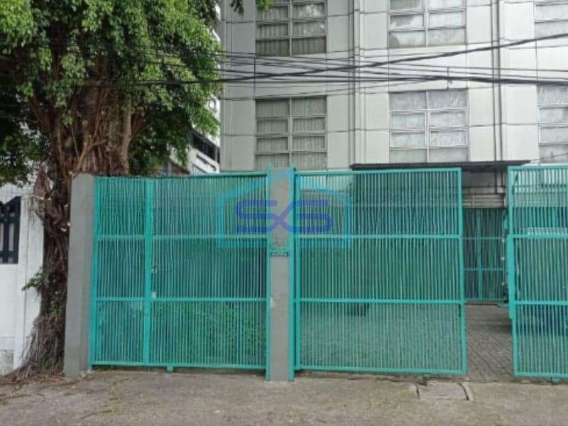 Disewakan Ruko Depan Jalan Raya di Slipi, Jakarta Barat LB 270 m²